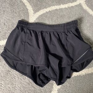 lululemon athletica hotty hot shorts 2.5" black size 6!